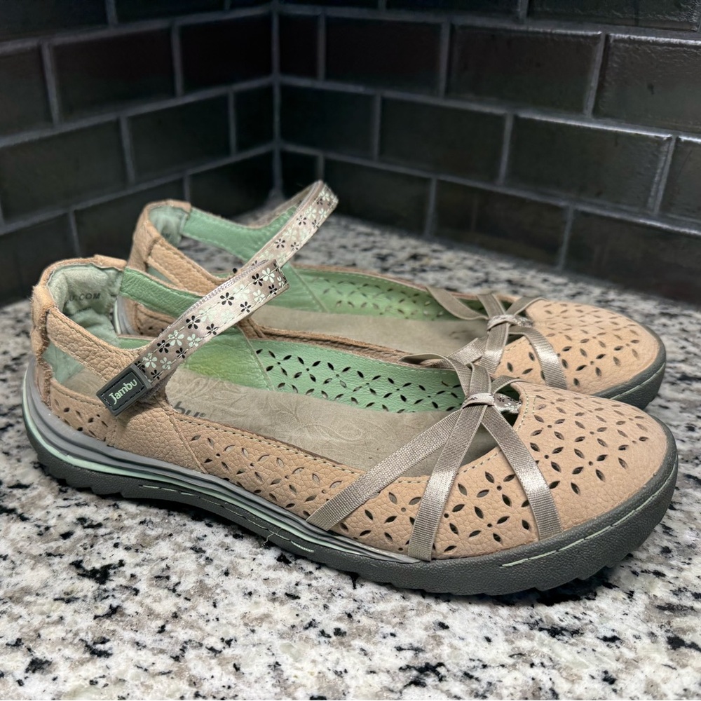 Jambu Memory Foam Tan and Green Flats with Breathable Design, size 8.